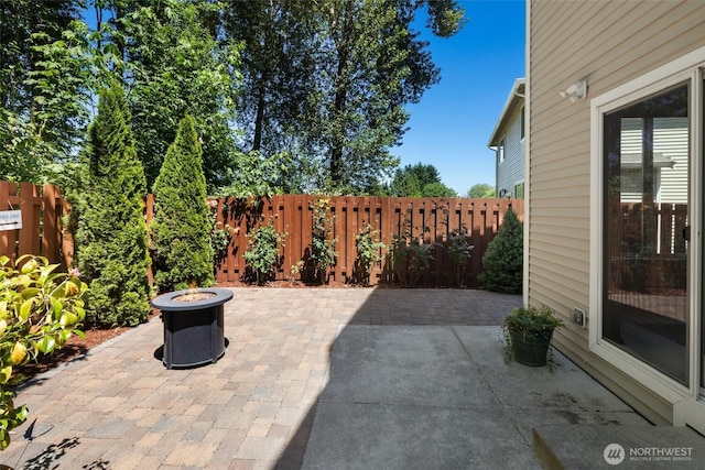 21609 46th Pl S Unit 95, Kent, WA 98032 - fenced backyard with an outdoor fire pit and a patio