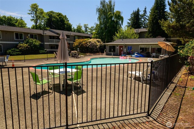 5029 84th St SW Unit 301, Mukilteo, WA 98275 - community pool with a patio area