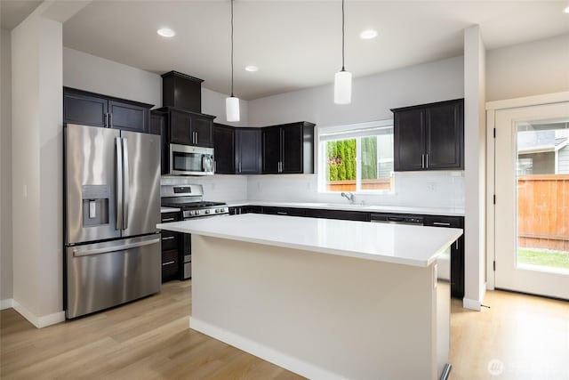 128 N Trail Rd, Sedro Woolley, WA 98284 - kitchen featuring stainless steel appliances, light wood-style floors, tasteful backsplash, a center island, and recessed lighting
