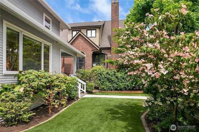 2401 10th Ave W, Seattle, WA 98119 - view of grassy yard