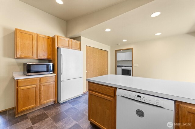 1875 Florence St, Enumclaw, WA 98022 - kitchen featuring white appliances, recessed lighting, light countertops, and independent washer and dryer