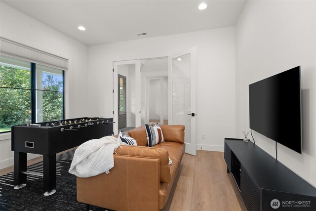 1521 8th St SW, Puyallup, WA 98371 - living area featuring light wood-style flooring and recessed lighting