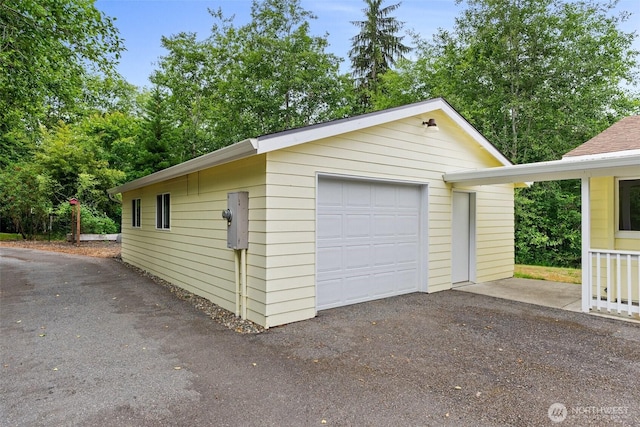 158 S Fork Rd, Raymond, WA 98577 - detached garage featuring asphalt driveway