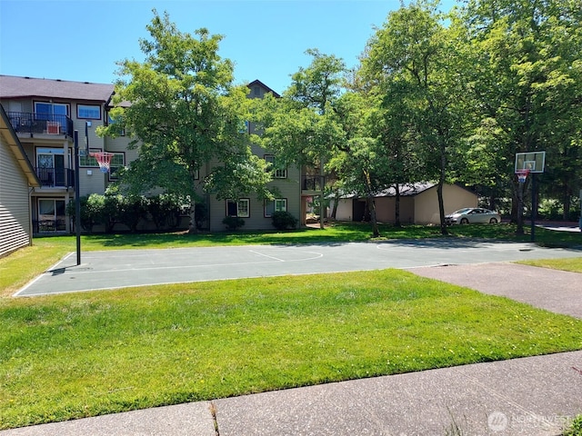 25025 SE Klahanie Blvd Unit D202, Sammamish, WA 98029 - surrounding community featuring community basketball court, a yard, and uncovered parking