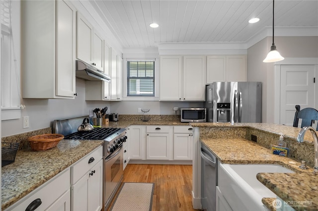 173 Meriweather St, Pacific Beach, WA 98571 - kitchen featuring stainless steel appliances, under cabinet range hood, white cabinets, recessed lighting, and ornamental molding