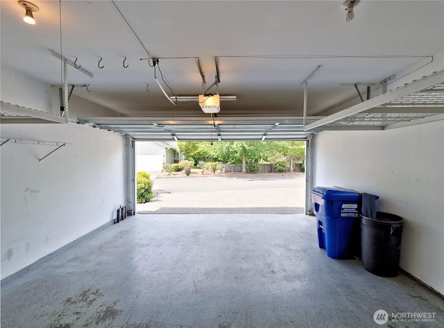 10105 6th Dr SE Unit B, Everett, WA 98208 - garage featuring a garage door opener