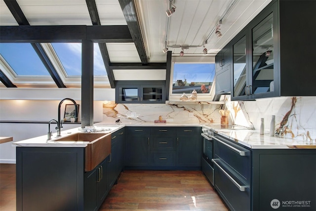 2822 Boyer Ave E Unit 11, Seattle, WA 98102 - kitchen featuring electric range, a skylight, backsplash, dark wood-type flooring, and a peninsula