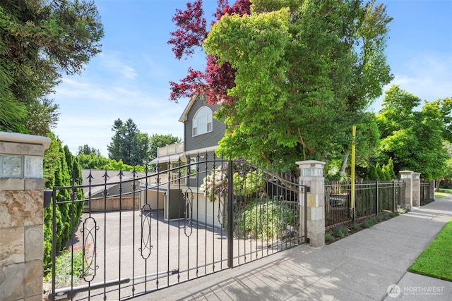 3505 W 43rd Ave, Seattle, WA 98199 - gate with a fenced front yard