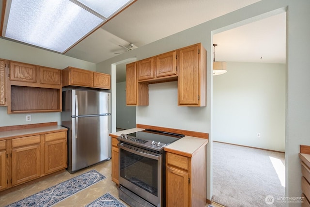 206 E St NE, Ephrata, WA 98823 - kitchen with stainless steel appliances, light countertops, and ceiling fan