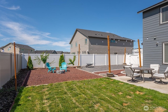 4211 W Heaverlo Dr, Moses Lake, WA 98837 - fenced backyard featuring a patio