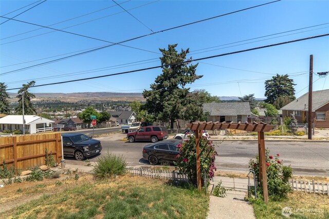 904 Cashmere St, Wenatchee, WA 98801 - view of asphalt street with traffic signs and a residential view
