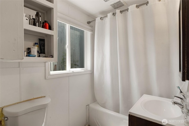 904 Cashmere St, Wenatchee, WA 98801 - bathroom featuring shower / bathtub combination with curtain and vanity