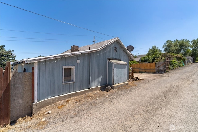 904 Cashmere St, Wenatchee, WA 98801 - view of side of property with a chimney