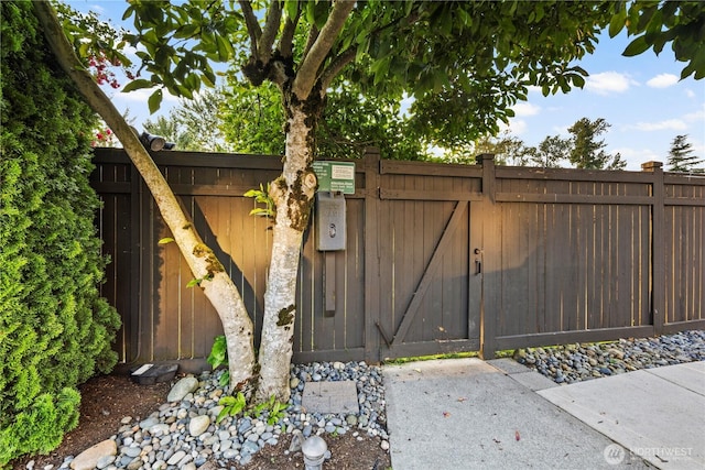 9717 NE Juanita Dr Unit 301A, Kirkland, WA 98034 - view of gate