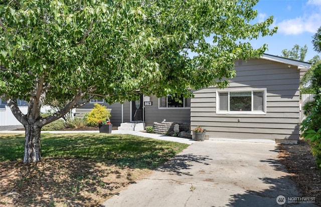 863 N Vista Dr, Moses Lake, WA 98837 - obstructed view of property featuring driveway, entry steps, and a front lawn
