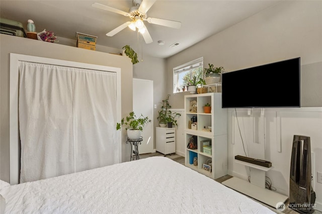863 N Vista Dr, Moses Lake, WA 98837 - bedroom featuring a heating unit, a ceiling fan, and wood finished floors
