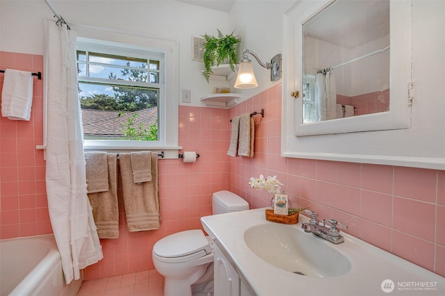 515 N 122nd St, Seattle, WA 98133 - full bath featuring tile walls, tile patterned floors, vanity, and shower / tub combo