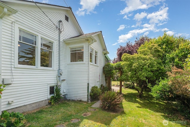 515 N 122nd St, Seattle, WA 98133 - view of side of property featuring a lawn