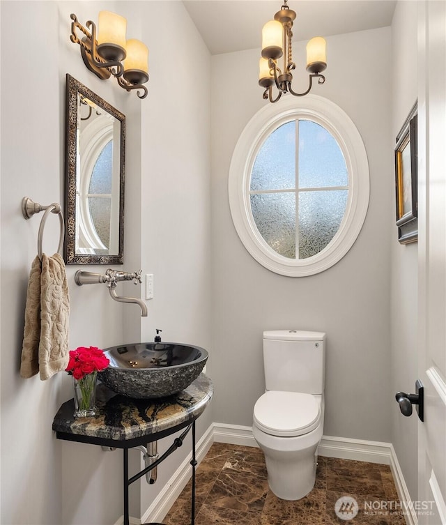 67 Cascade Ky, Bellevue, WA 98006 - half bath featuring a chandelier and baseboards