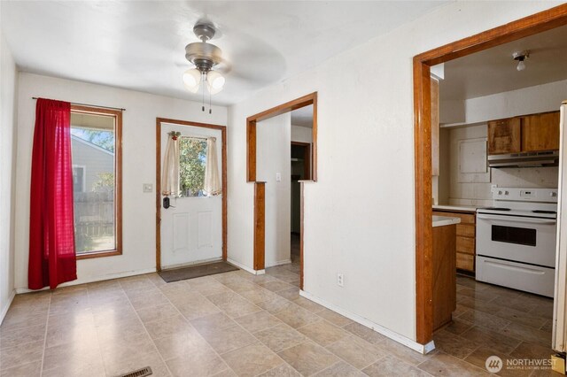 832 S 2nd Ave, Othello, WA 99344 - foyer with ceiling fan and baseboards