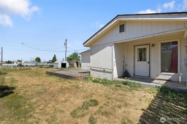 832 S 2nd Ave, Othello, WA 99344 - view of exterior entry featuring a yard