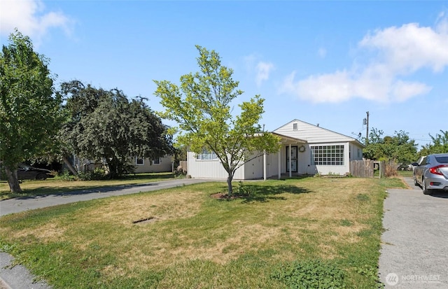 832 S 2nd Ave, Othello, WA 99344 - view of front of property with asphalt driveway and a front yard