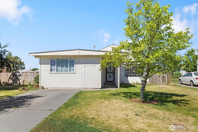 832 S 2nd Ave, Othello, WA 99344 - view of front of property featuring concrete driveway
