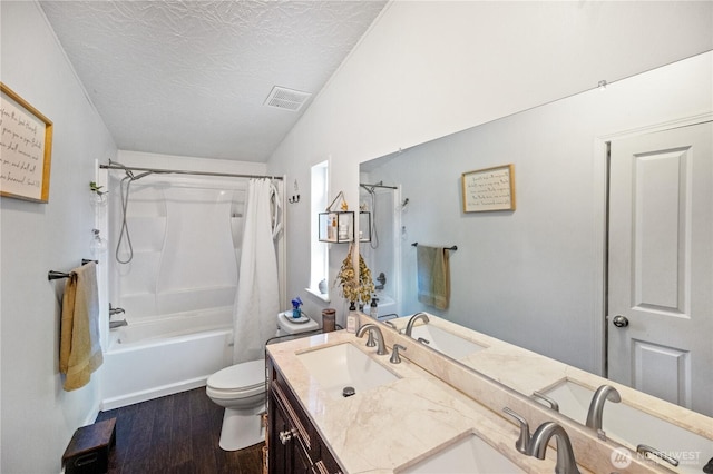 492 Hilltop Dr, Sedro Woolley, WA 98284 - bathroom with wood finished floors, shower / tub combo with curtain, double vanity, and a textured ceiling