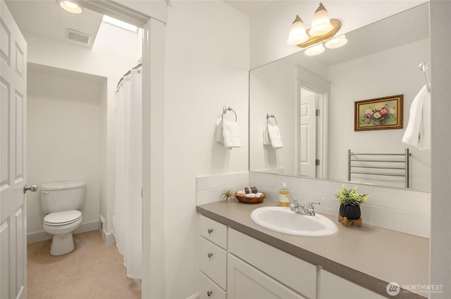 473 Glen Hollow Pl SW, Bainbridge Island, WA 98110 - full bath with vanity, decorative backsplash, and a shower with shower curtain