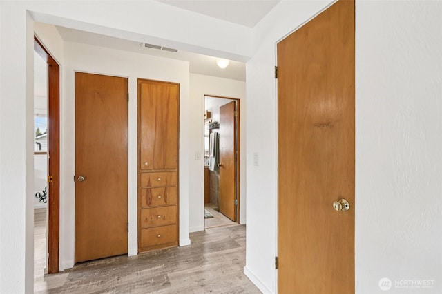 115 7th Ave SW, Puyallup, WA 98371 - corridor featuring light wood-type flooring