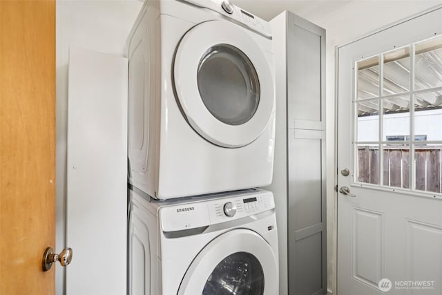 115 7th Ave SW, Puyallup, WA 98371 - laundry area with stacked washer / dryer