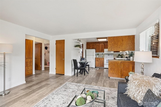 115 7th Ave SW, Puyallup, WA 98371 - living room featuring light wood-style flooring and baseboards