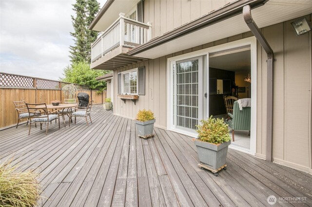 605 Lee Ave, Aberdeen, WA 98520 - wooden terrace featuring a fenced backyard and outdoor dining area