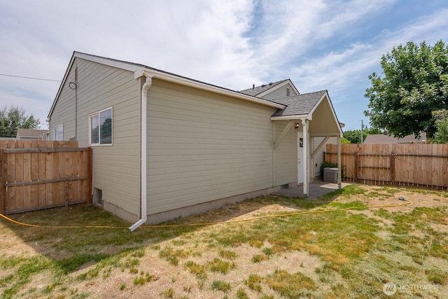 357 7th Ave SW, Ephrata, WA 98823 - view of side of property with a fenced backyard and a shingled roof