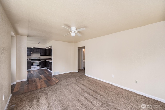 357 7th Ave SW, Ephrata, WA 98823 - unfurnished living room with dark carpet and a ceiling fan