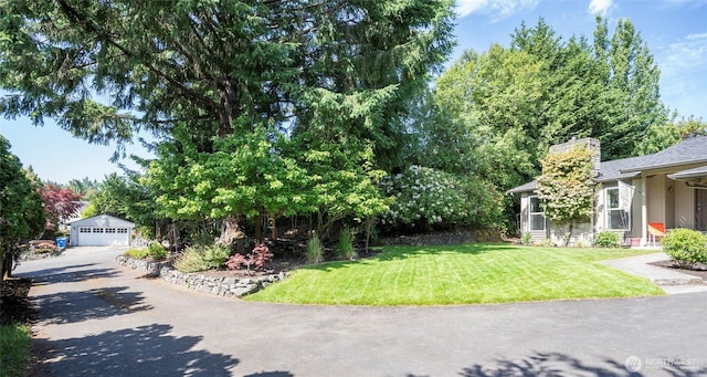 96 Kim Ct, Steilacoom, WA 98388 - view of grassy yard featuring a detached garage and an outbuilding
