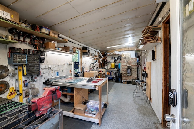 614 16th St SW, Puyallup, WA 98371 - below grade area featuring a workshop area