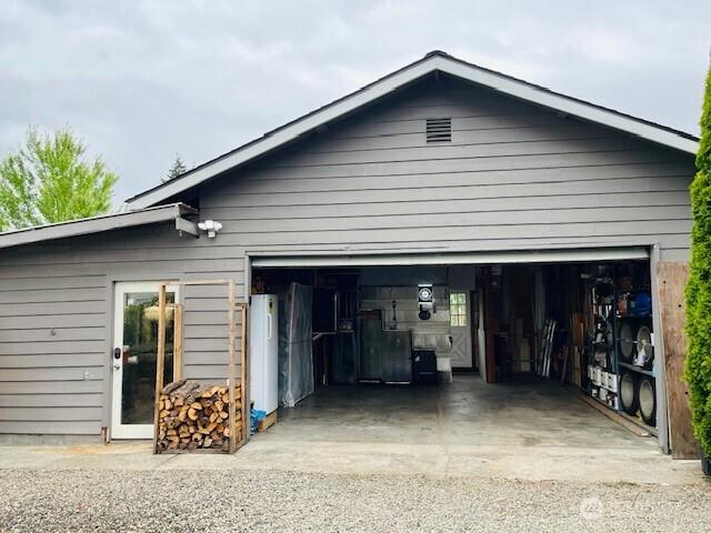 614 16th St SW, Puyallup, WA 98371 - view of garage