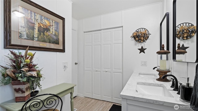 3324 W 19th Ave W Unit 52, Kennewick, WA 99338 - bathroom with wood finished floors, double vanity, and a closet