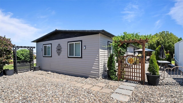 3324 W 19th Ave W Unit 52, Kennewick, WA 99338 - view of property exterior with a pergola, a gate, and a patio area