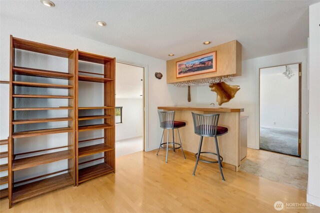 2314 140th Pl SE, Mill Creek, WA 98012 - kitchen featuring light wood-style floors, a kitchen breakfast bar, recessed lighting, and a peninsula