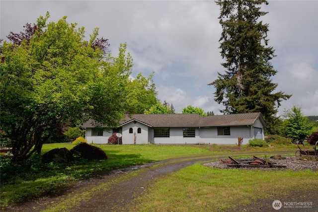 213 Monte Elma Rd, Montesano, WA 98563 - ranch-style home with a front yard and stucco siding