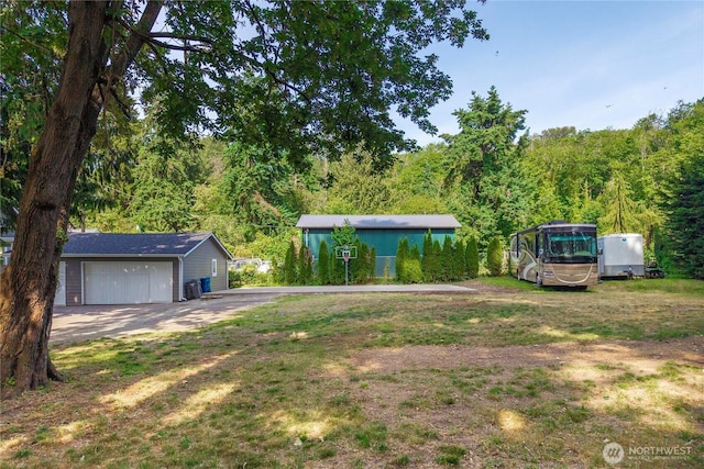 2855 SW 300th Pl, Federal Way, WA 98023 - view of yard with an outdoor structure, a garage, and a view of trees
