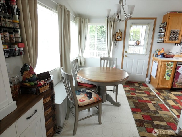 1200 Lincoln St Unit 154, Bellingham, WA 98229 - dining area with a chandelier and light floors