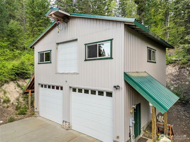 2290 Riffle Dr, Leavenworth, WA 98826 - garage featuring a detached garage