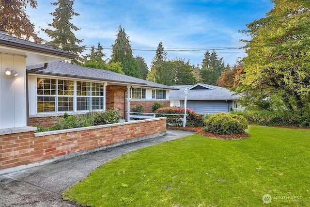 731 Maplewood Ave, Kent, WA 98030 - view of front of home featuring a front yard and brick siding