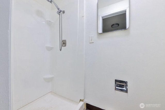 731 Maplewood Ave, Kent, WA 98030 - bathroom with a shower