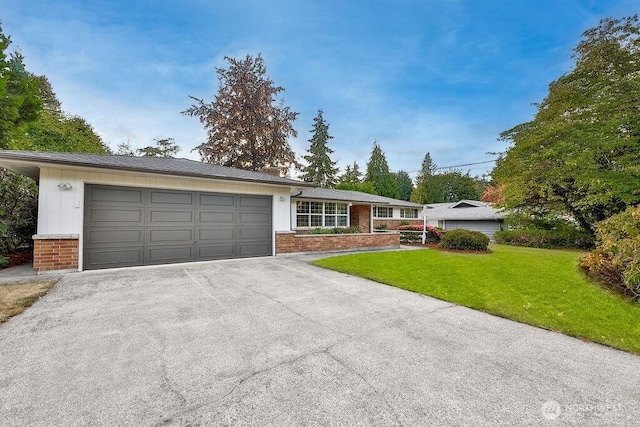 731 Maplewood Ave, Kent, WA 98030 - single story home featuring brick siding, driveway, an attached garage, and a front yard