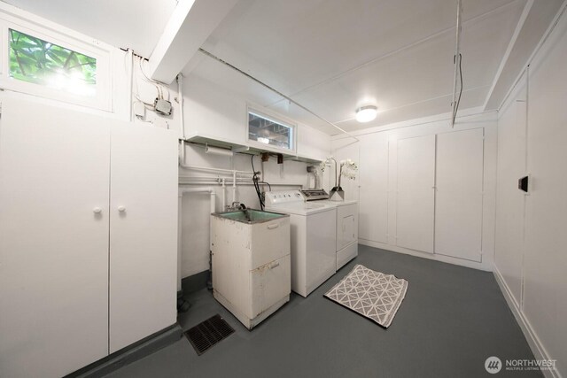 7310 10th Ave NW, Seattle, WA 98117 - laundry area with independent washer and dryer