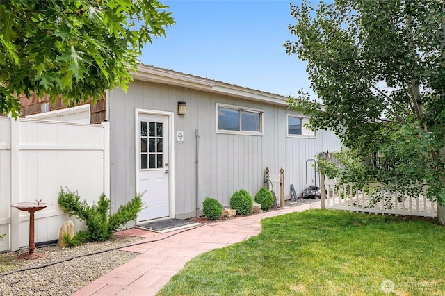 407 Offut Dr, Moses Lake, WA 98837 - entrance to property featuring a metal roof